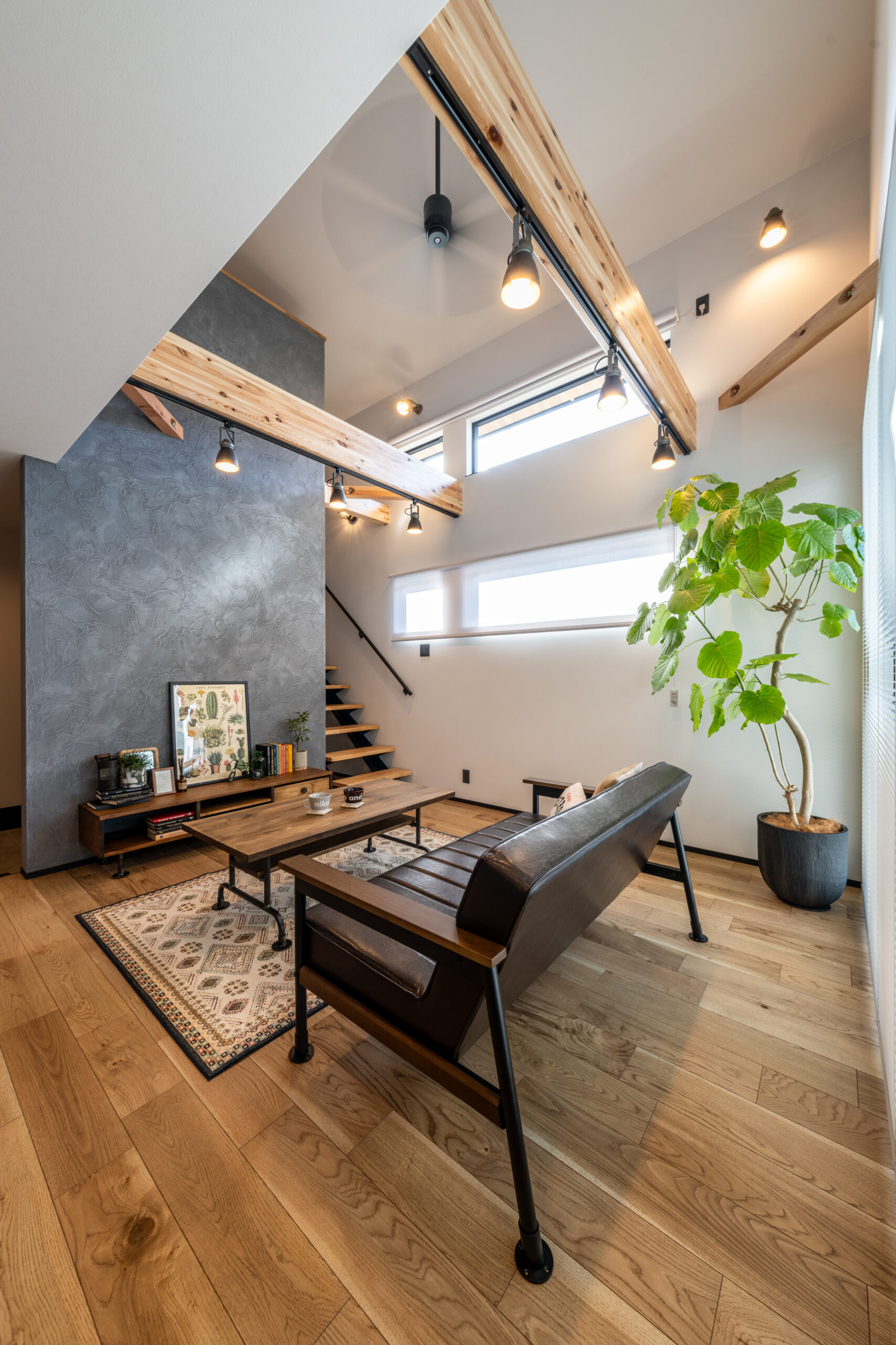 吹き抜けと素材感が心地いいリビング