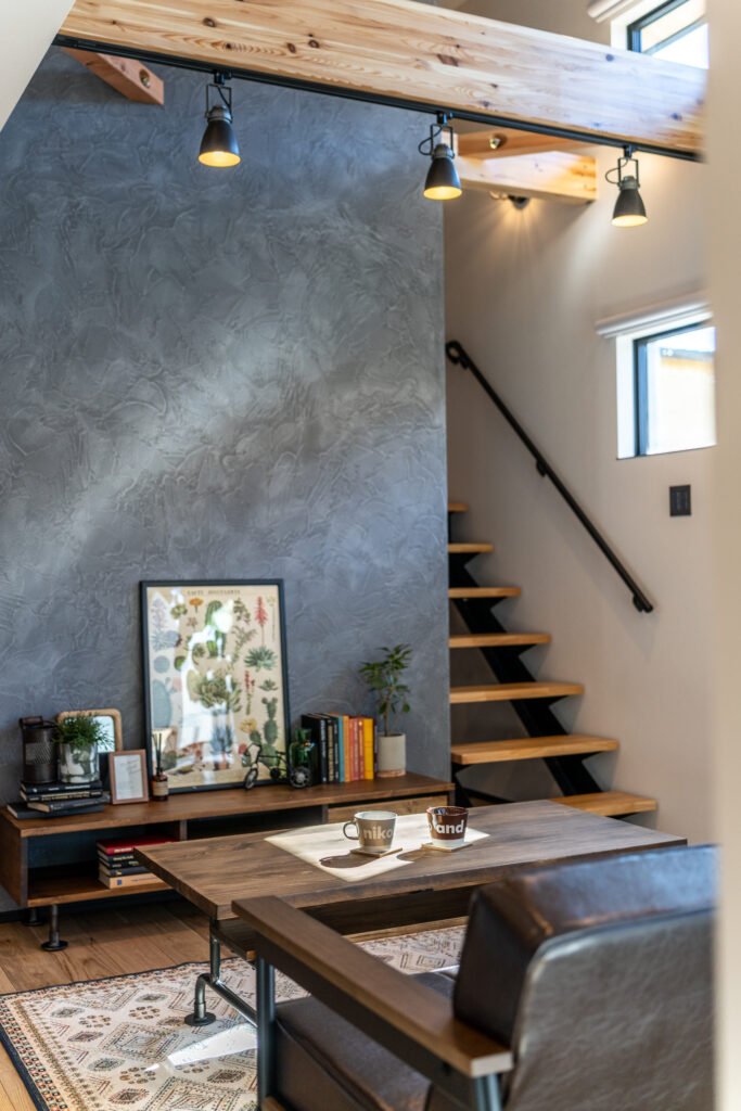 吹き抜けと素材感が心地いいリビング