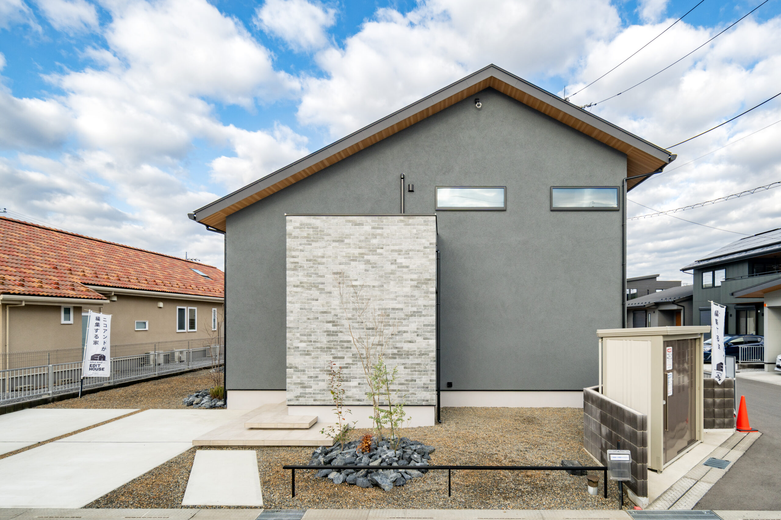 光が主役になるリビングとこだわり収納空間のある家